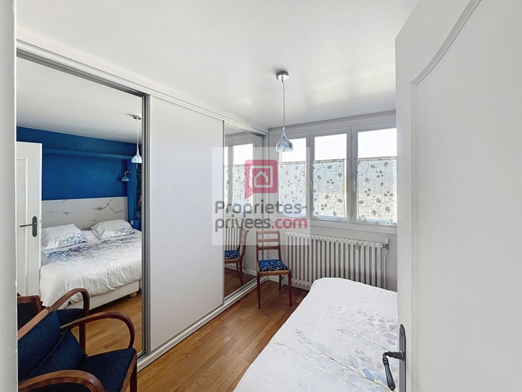 LE PERRAY-EN-YVELINES Maison de plain-pied 4 chambres et 1 bureau sur sous-sol total 6