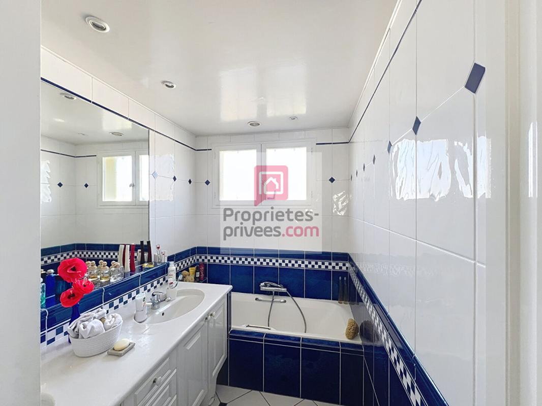 LE PERRAY-EN-YVELINES Maison de plain-pied 4 chambres et 1 bureau sur sous-sol total 7