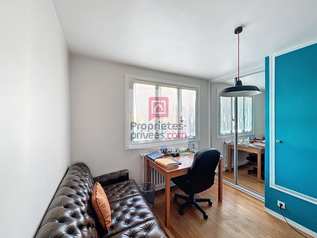 LE PERRAY-EN-YVELINES Maison de plain-pied 4 chambres et 1 bureau sur sous-sol total 8