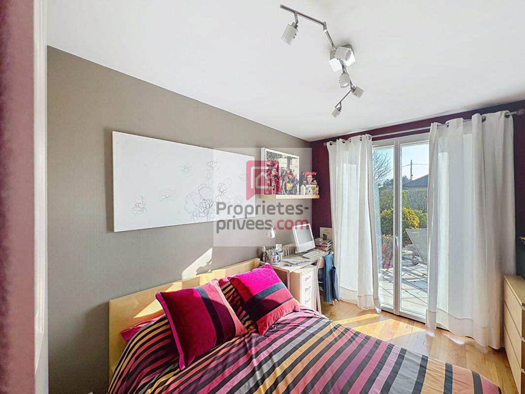 LE PERRAY-EN-YVELINES Maison de plain-pied 4 chambres et 1 bureau sur sous-sol total 9