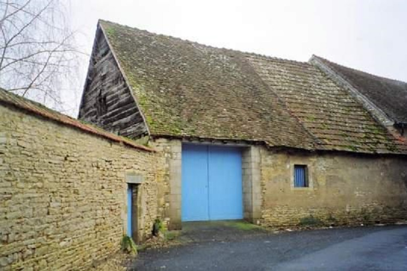 DUN-SUR-AURON GRANGE A REHABILITER AU CENTRE DE VILLE DE DUN SUR AURON 2