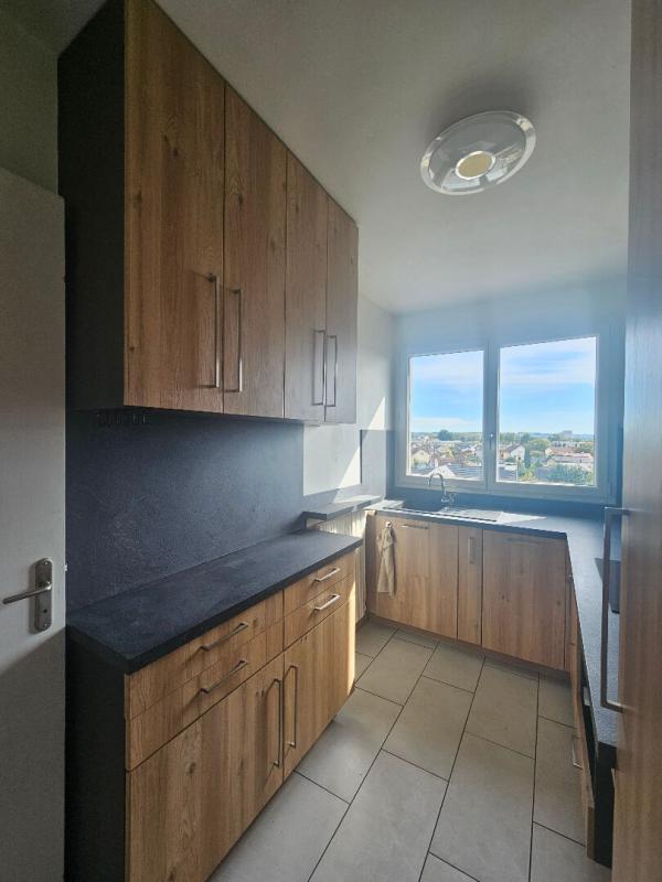 SAINT-MAUR-DES-FOSSES Studio lumineux de 27 m² avec balcon et vue  panoramique -Dernier étage à Saint-Maur-des-Fossés 2