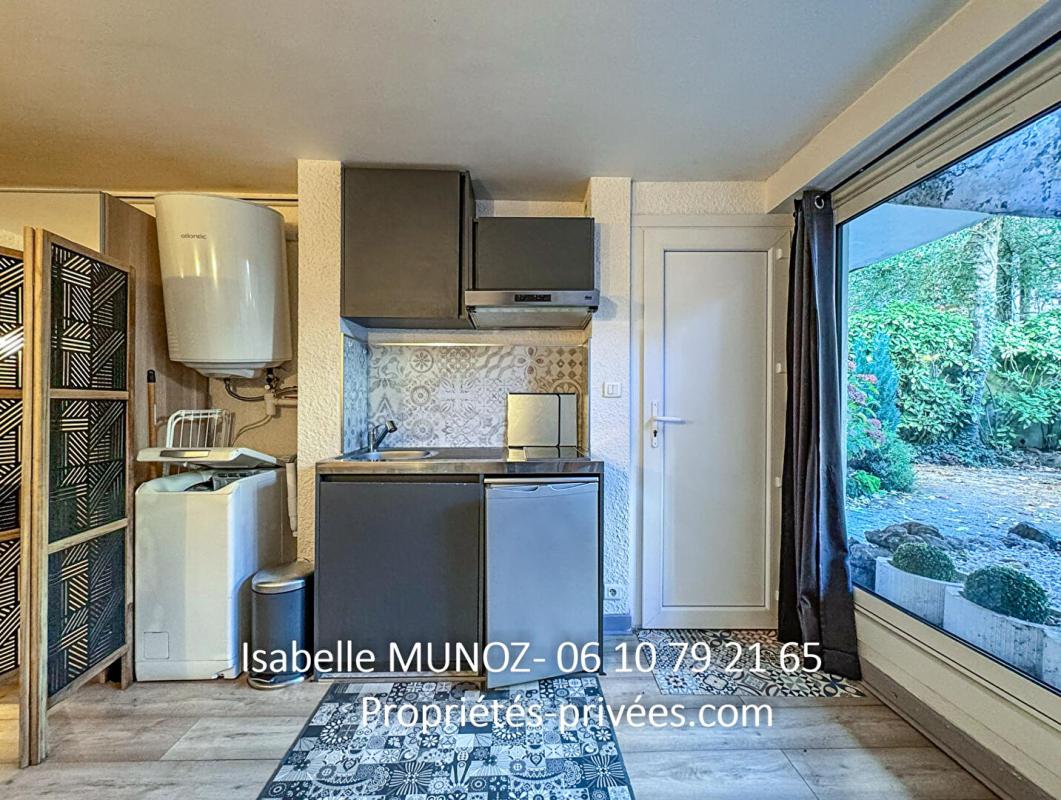 CHAMALIERES Studio Chamalières, environ 24m2 rénové et meublé 14