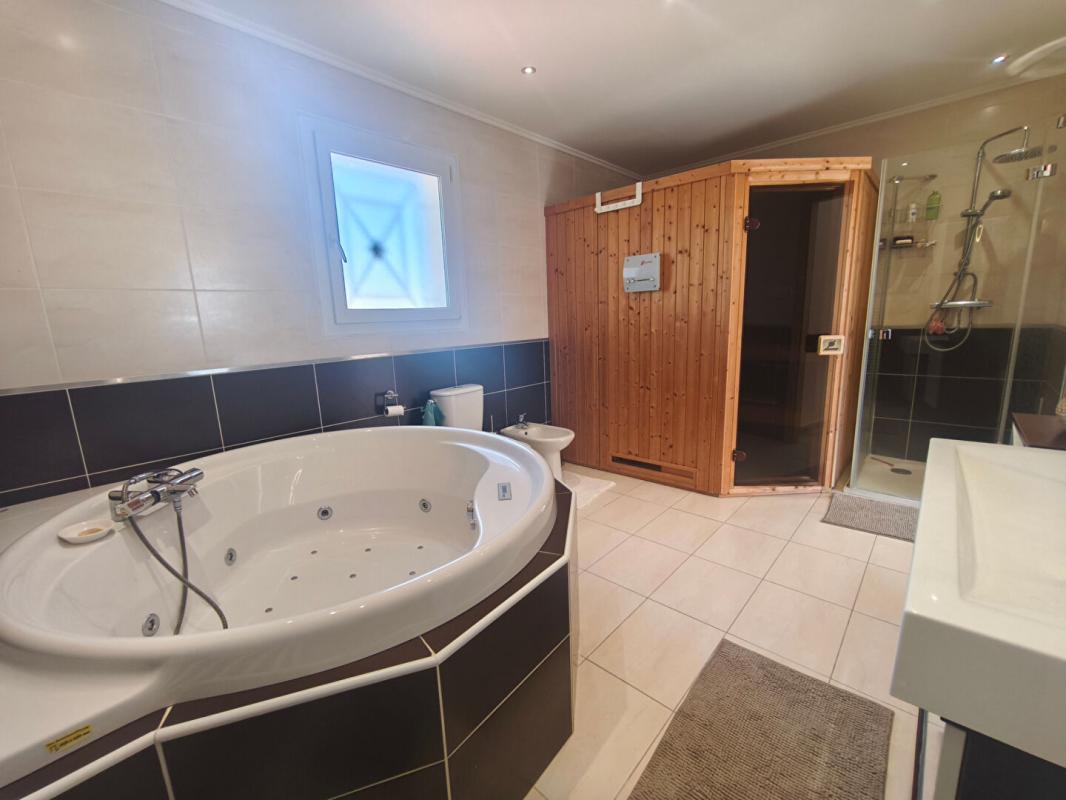 NIMES Villa d'exception dans le secteur Nîmes, 198m², jardin, piscine, spa 11