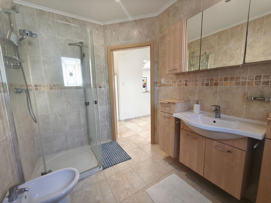 NIMES Villa d'exception dans le secteur Nîmes, 198m², jardin, piscine, spa 13