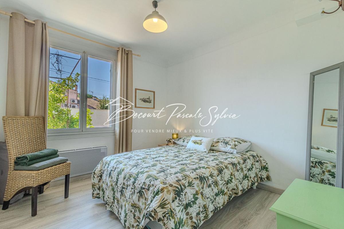 CARPENTRAS A VOIR ! : Villa 160 m2 + T2 indépendant 50m2 env. et piscine 11