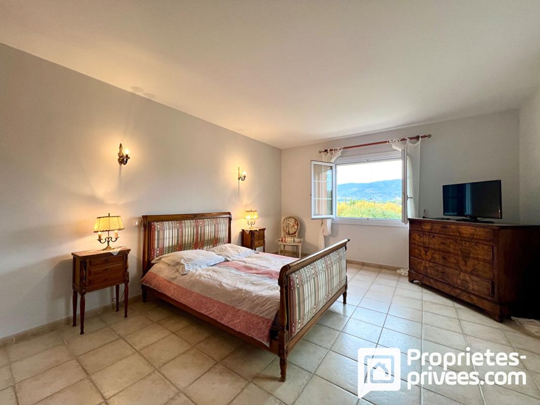 FAYENCE Maison de caractère avec piscine et dépendances sur terrain arboré 7 pièce(s) 230 m2 10