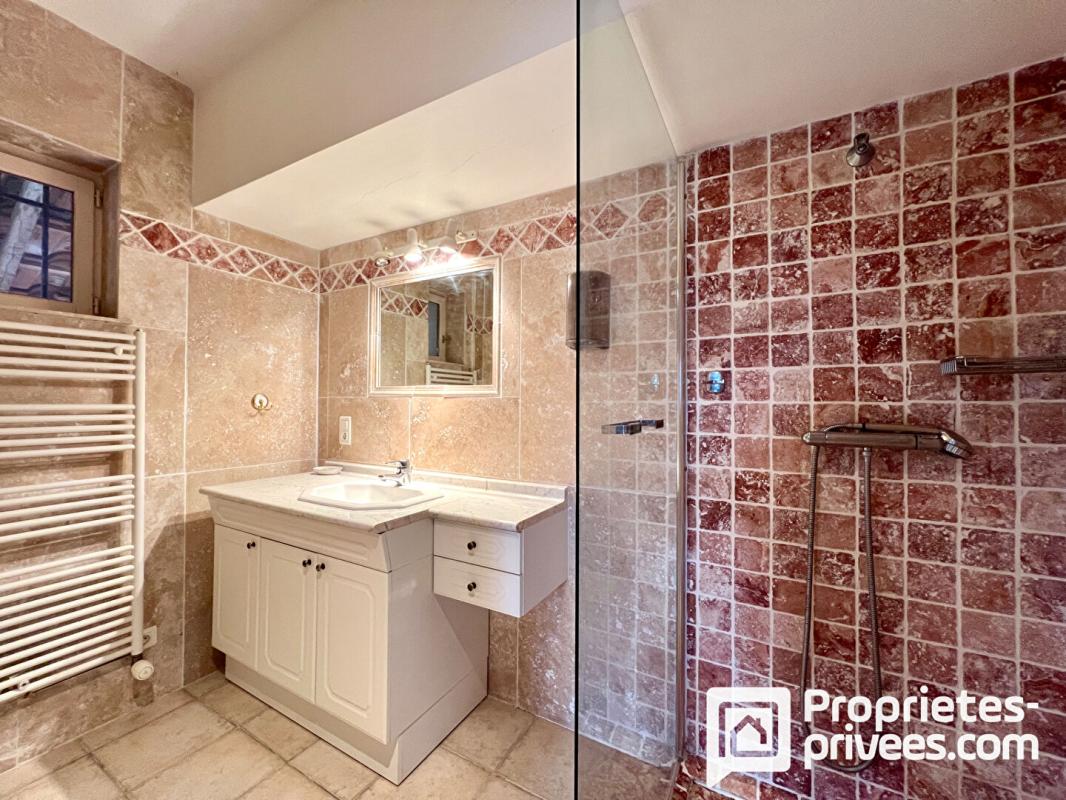 FAYENCE Maison de caractère avec piscine et dépendances sur terrain arboré 7 pièce(s) 230 m2 11