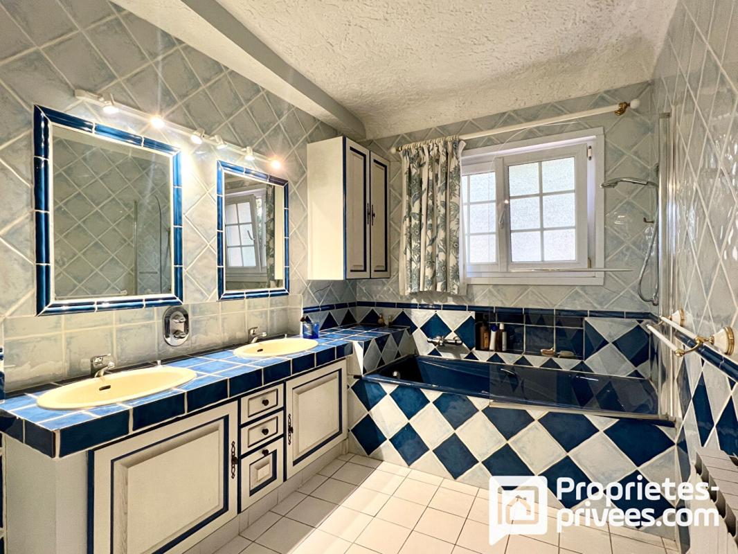 FAYENCE Maison de caractère avec piscine et dépendances sur terrain arboré 7 pièce(s) 230 m2 12