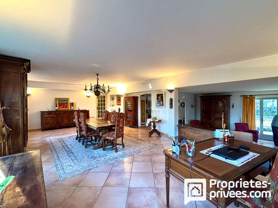 FAYENCE Maison de caractère avec piscine et dépendances sur terrain arboré 7 pièce(s) 230 m2 3