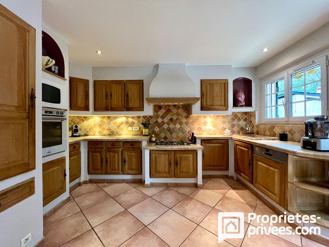 FAYENCE Maison de caractère avec piscine et dépendances sur terrain arboré 7 pièce(s) 230 m2 8