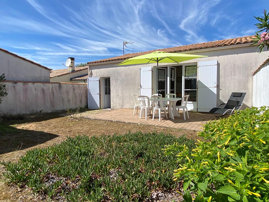 SAINTE-MARIE-DE-RE 17740 Sainte Marie De Re - Petite maison avec de beaux potentiels ? Jardin plein sud 1