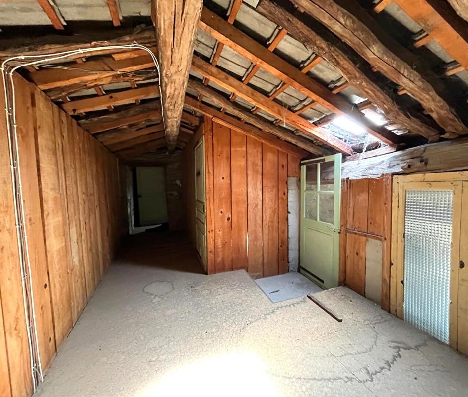 ARINTHOD Immeuble de rapport au coeur d'Arinthod ? 6 logements -Revenus immédiats 5