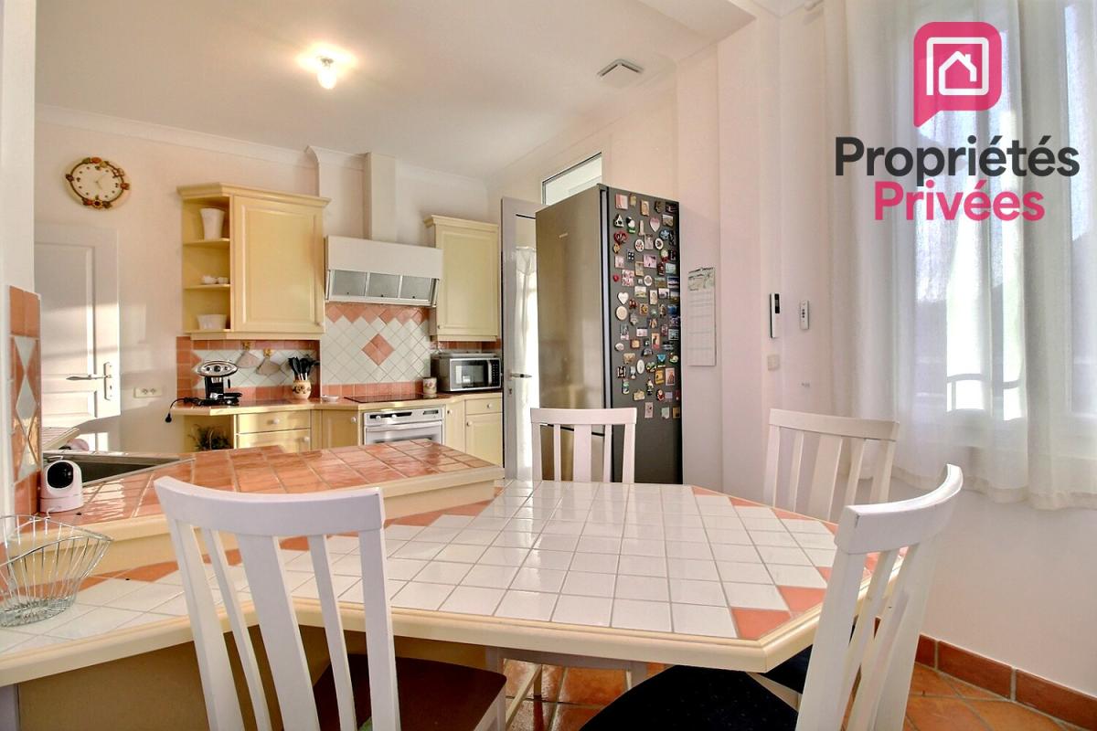 MONTARGIS AGGLOMERATION MONTARGIS - MAISON de VILLE 91 m2, 2 CHAMBRES, SOUS-SOL, JARDIN et TERRASSE, AVEC SPA 3