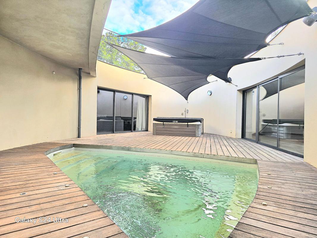 SAINT-GELY-DU-FESC Villa contemporaine de 11 pièce(s) 394 m2 environ sur 2770 m² de terrain avec piscines 17