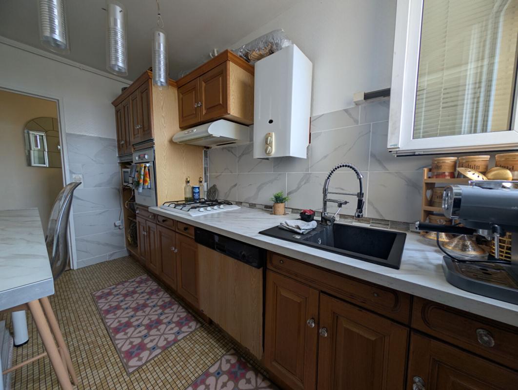 DREUX DREUX (28100) Grand T4, dernier étage, ascenseur + parking + cave ! 4