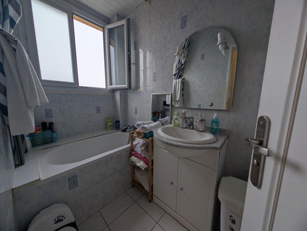 DREUX DREUX (28100) Grand T4, dernier étage, ascenseur + parking + cave ! 8