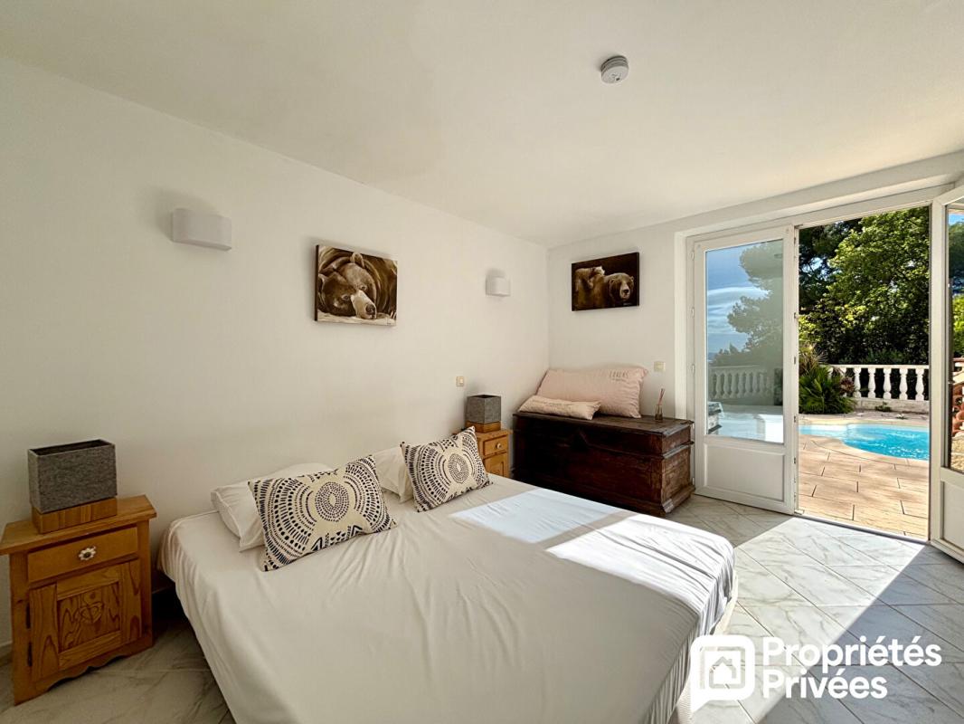 SEILLANS Maison de 4 pièces avec beau jardin, piscine et garage 14