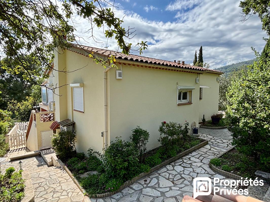 SEILLANS Maison de 4 pièces avec beau jardin, piscine et garage 17