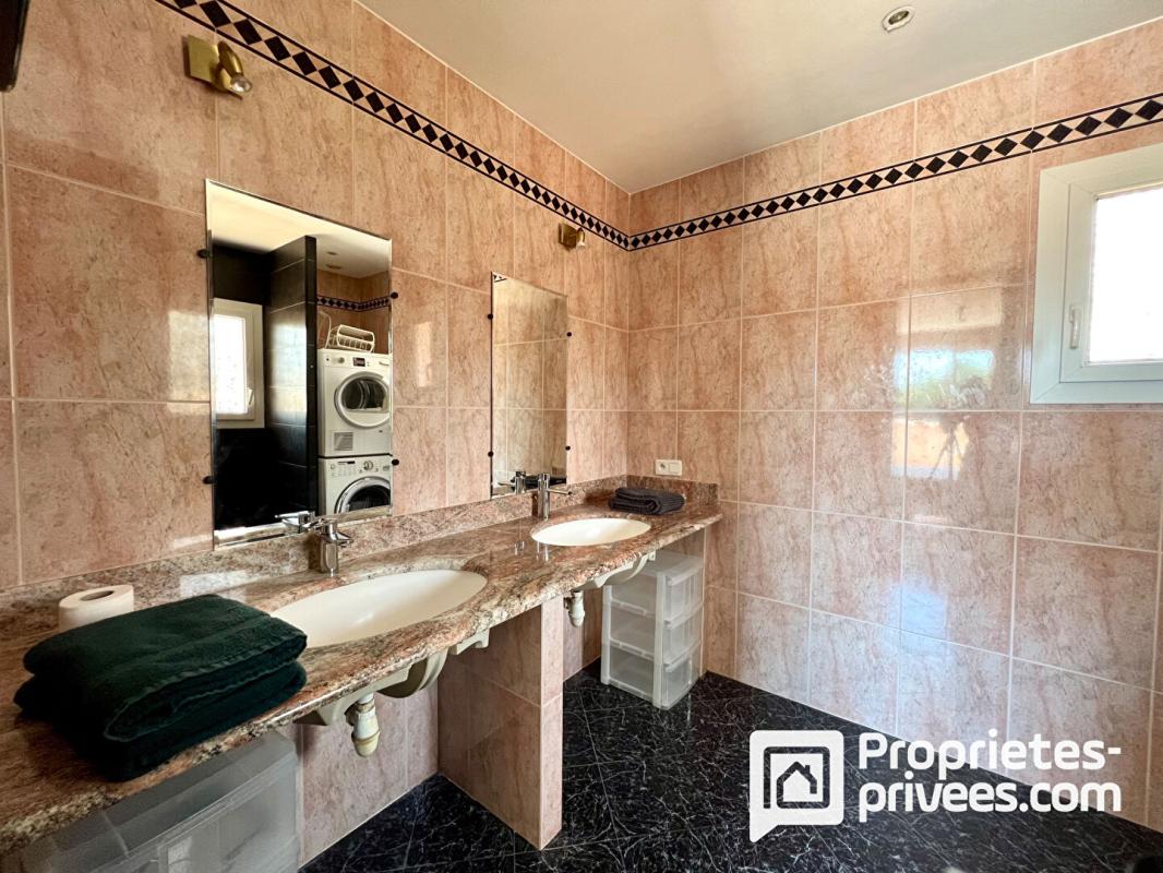 CALLIAN Maison 7 pièces avec appartement T2 en option : confort et potentiel réunis 11