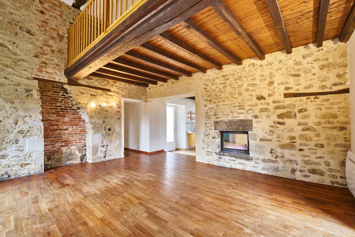 MORTAGNE-SUR-SEVRE Longère Mortagne sur Sèvre 163 m2 - Terrain 4453 m2 4