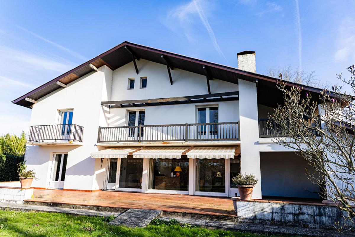 PEYREHORADE Maison d'architecte 6 chambres + appartement indépendant ? Spa ? Grand parc ? Idéal Famille ou Investisseurs. Fort potentiel locatif 16