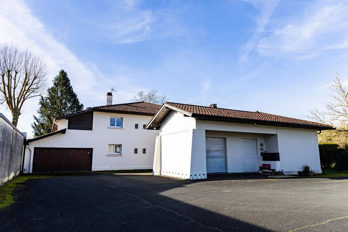 PEYREHORADE Maison d'architecte 6 chambres + appartement indépendant ? Spa ? Grand parc ? Idéal Famille ou Investisseurs. Fort potentiel locatif 18