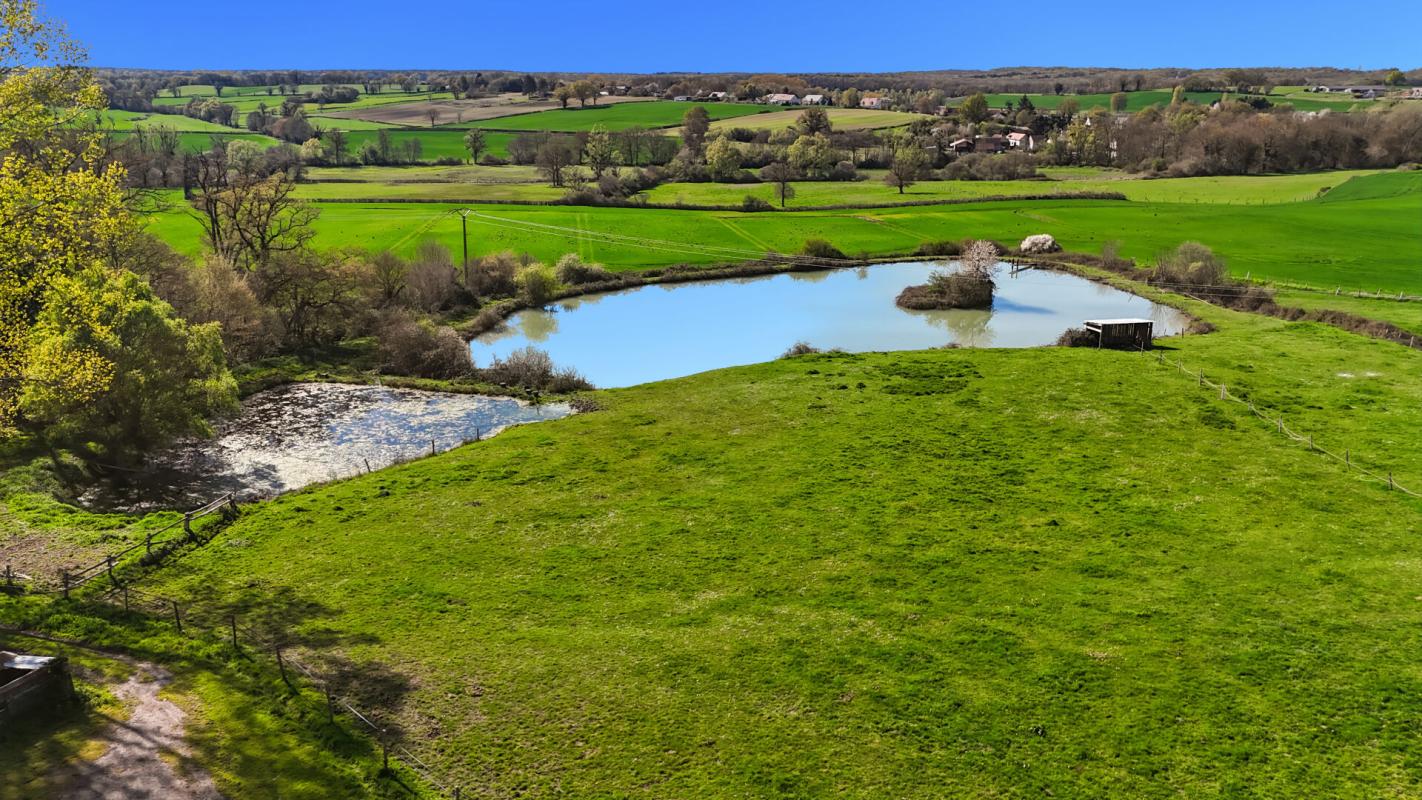 FAVERDINES Domaine agricole & équestre de 15 hectares À proximité de Saint-Amand-Montrond 17