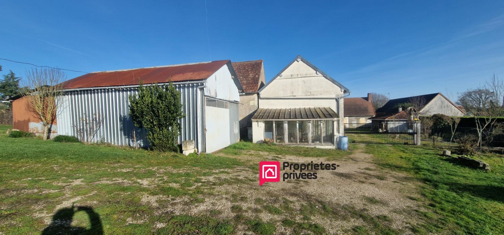 CHATEAUVIEUX Longère de plain-pied - 124 m² - 5 pièces dont 2/3 chambres - dépendances 15