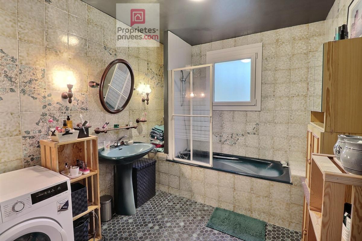 TONNAY-BOUTONNE Maison Tonnay Boutonne 5 pièces 100 m2  avec garage attenant sur une très grande parcelle de terrain 10