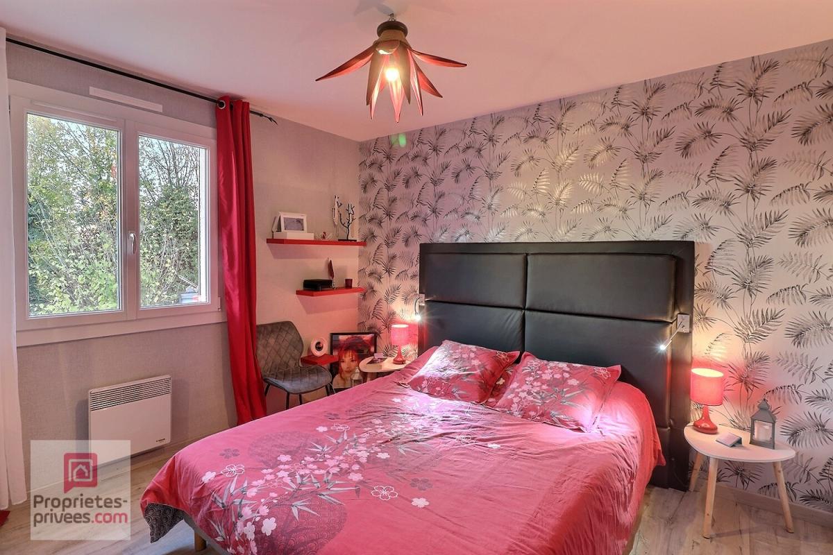 TONNAY-BOUTONNE Maison Tonnay Boutonne 5 pièces 100 m2  avec garage attenant sur une très grande parcelle de terrain 12