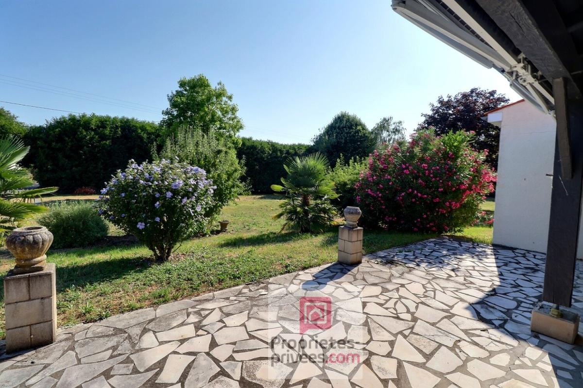 TONNAY-BOUTONNE Maison Tonnay Boutonne 5 pièces 100 m2  avec garage attenant sur une très grande parcelle de terrain 6