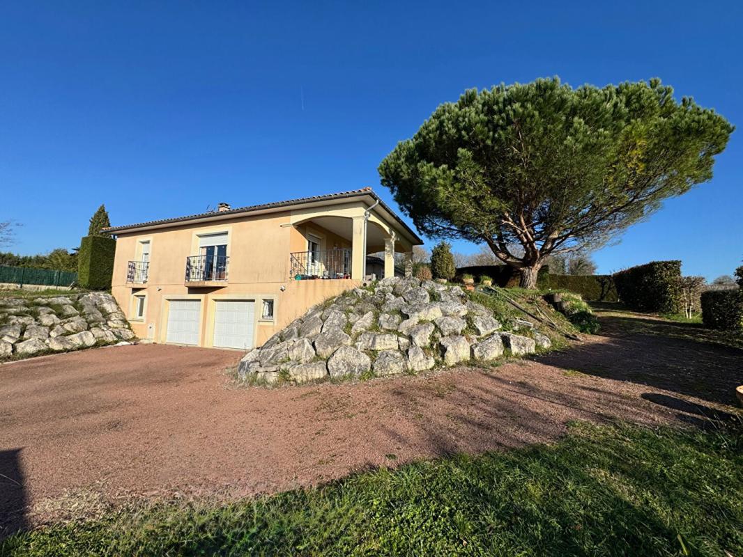 PLASSAC Maison Plassac 4 pièce(s) 235 m2 2