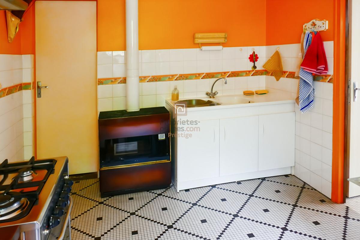 PESSAC Pessac Maison de plain-pied avec une belle parcelle fort potentiel avec deux garages  et une dépendance 6