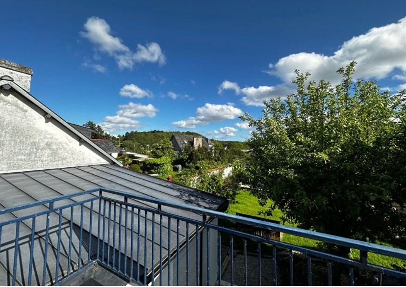 HENNEBONT Appartement ATYPIQUE de 60 m2 en rez-de-jardin (avec terrain de 150 m2 environ) dans un quartier calme sur les hauteurs d'Hennebont (Morbihan) à proximité du centre (500 m). (2 min de Hennebont centre, 10 min de Lanester, 10 min de Caudan, 19 min de Lorie 10