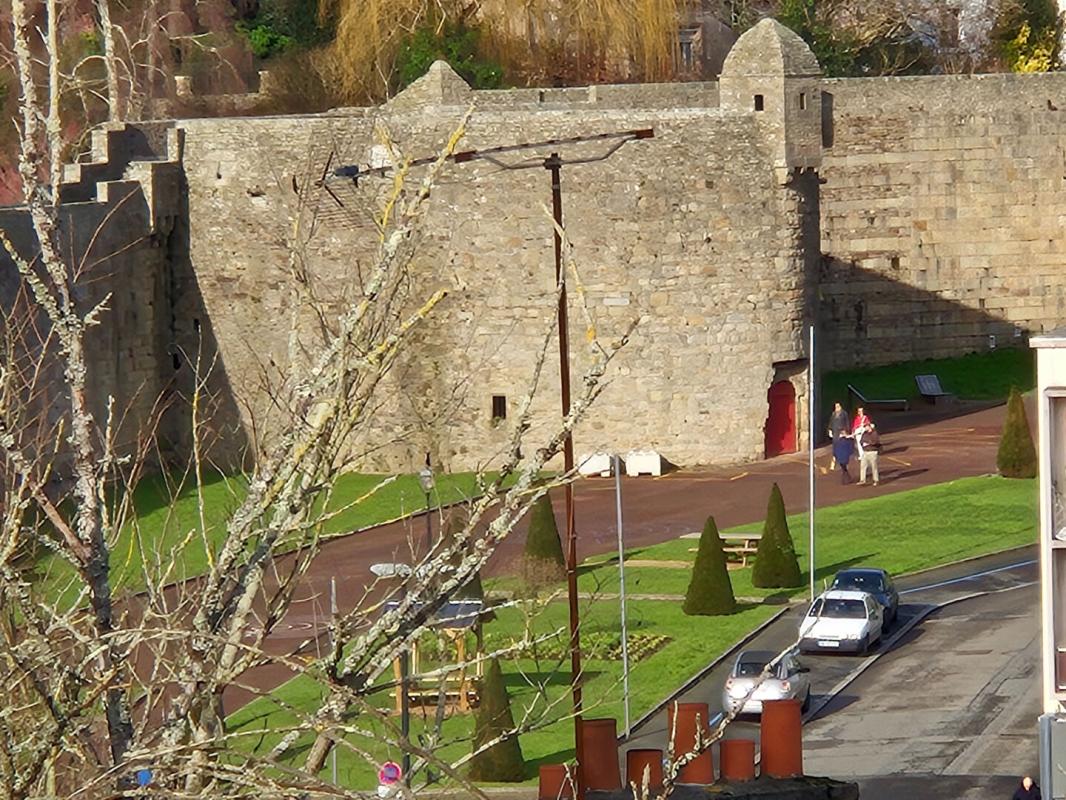 HENNEBONT Appartement ATYPIQUE de 60 m2 en rez-de-jardin (avec terrain de 150 m2 environ) dans un quartier calme sur les hauteurs d'Hennebont (Morbihan) à proximité du centre (500 m). (2 min de Hennebont centre, 10 min de Lanester, 10 min de Caudan, 19 min de Lorie 12