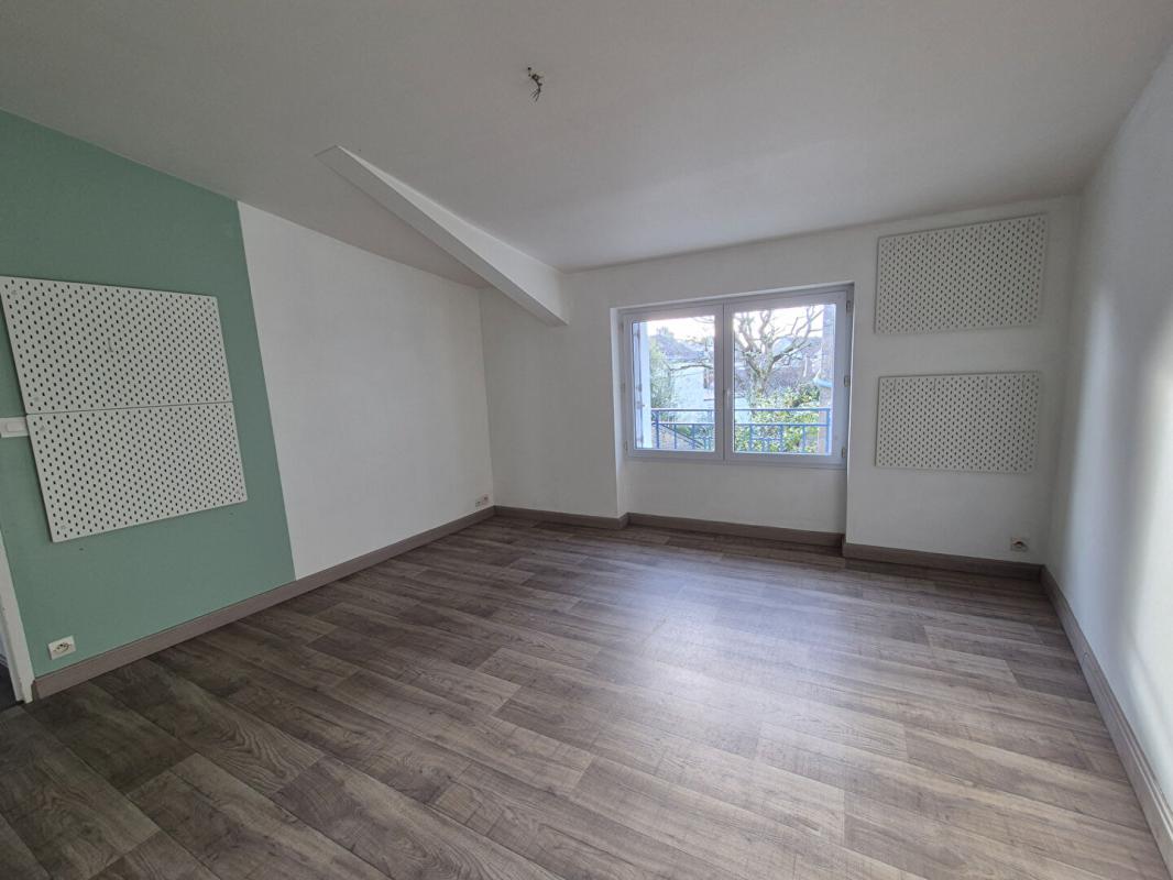 HENNEBONT Appartement ATYPIQUE de 60 m2 en rez-de-jardin (avec terrain de 150 m2 environ) dans un quartier calme sur les hauteurs d'Hennebont (Morbihan) à proximité du centre (500 m). (2 min de Hennebont centre, 10 min de Lanester, 10 min de Caudan, 19 min de Lorie 5