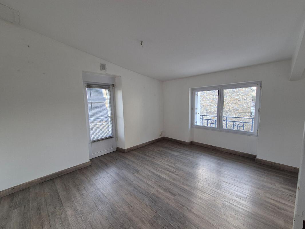 HENNEBONT Appartement ATYPIQUE de 60 m2 en rez-de-jardin (avec terrain de 150 m2 environ) dans un quartier calme sur les hauteurs d'Hennebont (Morbihan) à proximité du centre (500 m). (2 min de Hennebont centre, 10 min de Lanester, 10 min de Caudan, 19 min de Lorie 6