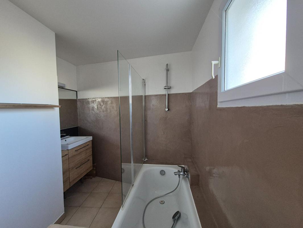 HENNEBONT Appartement ATYPIQUE de 60 m2 en rez-de-jardin (avec terrain de 150 m2 environ) dans un quartier calme sur les hauteurs d'Hennebont (Morbihan) à proximité du centre (500 m). (2 min de Hennebont centre, 10 min de Lanester, 10 min de Caudan, 19 min de Lorie 8