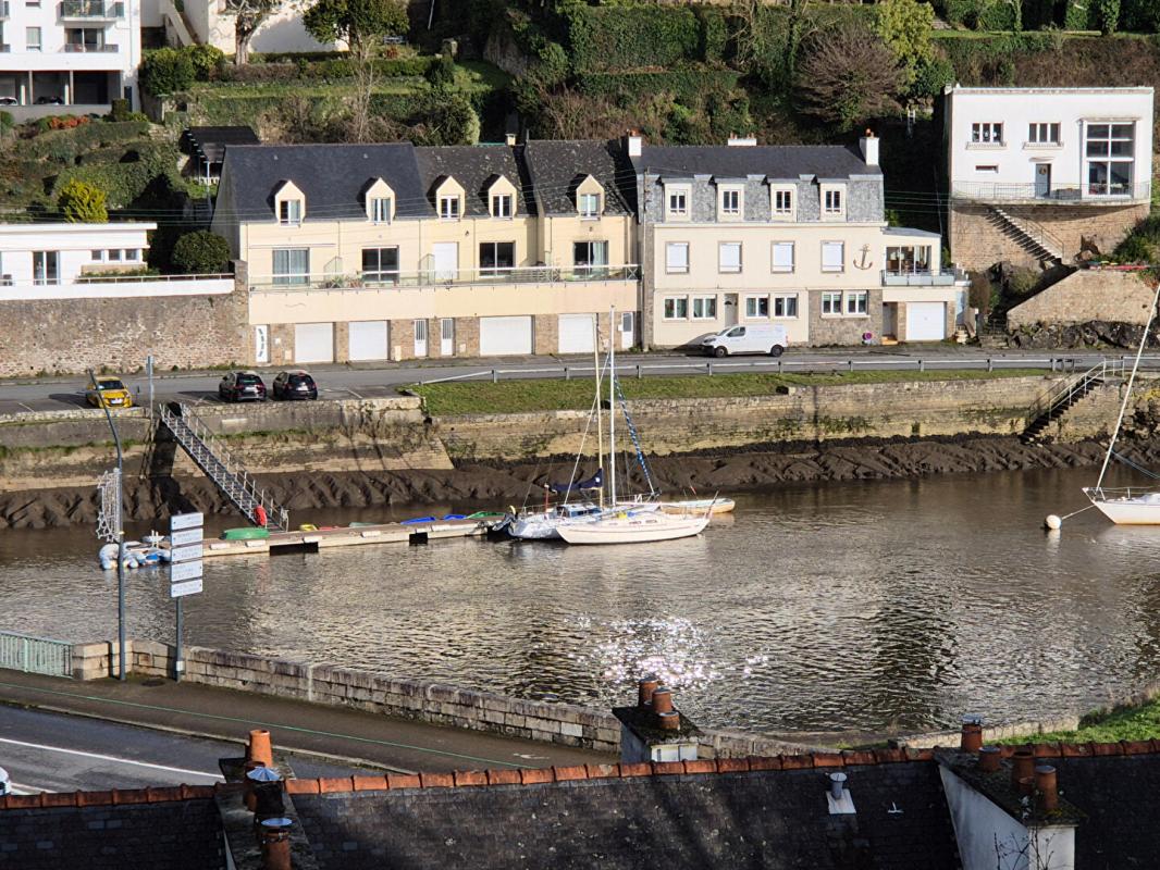 HENNEBONT Appartement ATYPIQUE de 60 m2 en rez-de-jardin (avec terrain de 150 m2 environ) dans un quartier calme sur les hauteurs d'Hennebont (Morbihan) à proximité du centre (500 m). (2 min de Hennebont centre, 10 min de Lanester, 10 min de Caudan, 19 min de Lorie 9