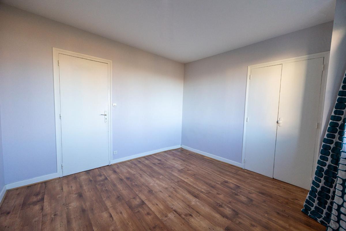 VIOLAY Villa sur terrain possédant 2 grands ateliers 13