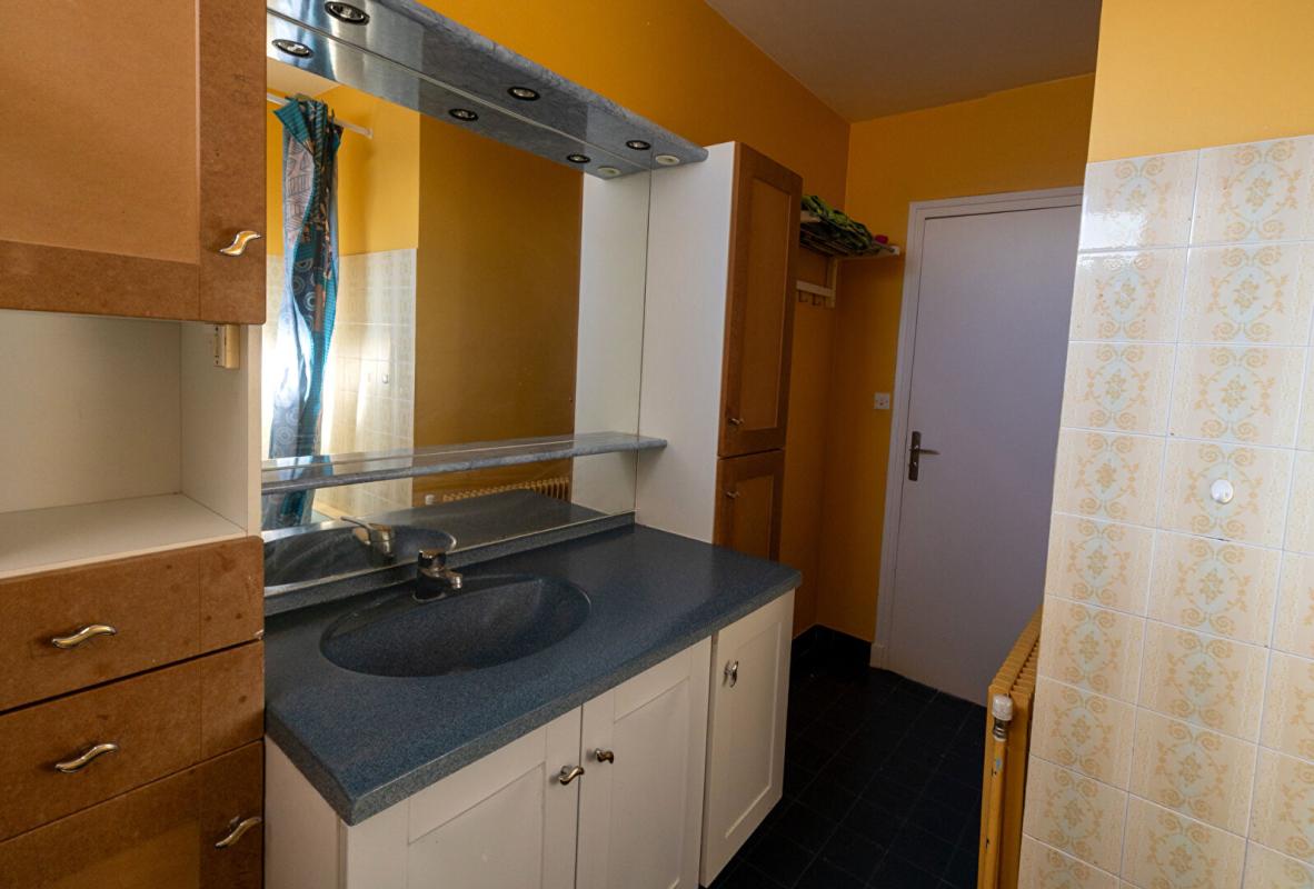 VIOLAY Villa sur terrain possédant 2 grands ateliers 15