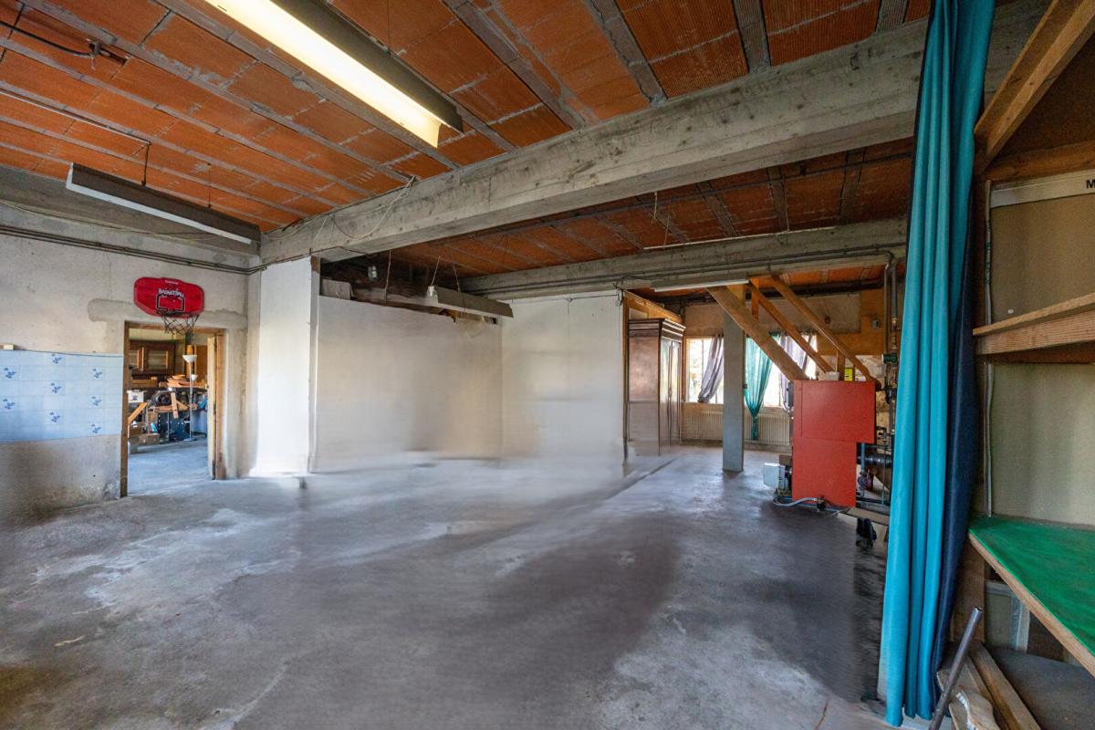 VIOLAY Villa sur terrain possédant 2 grands ateliers 17