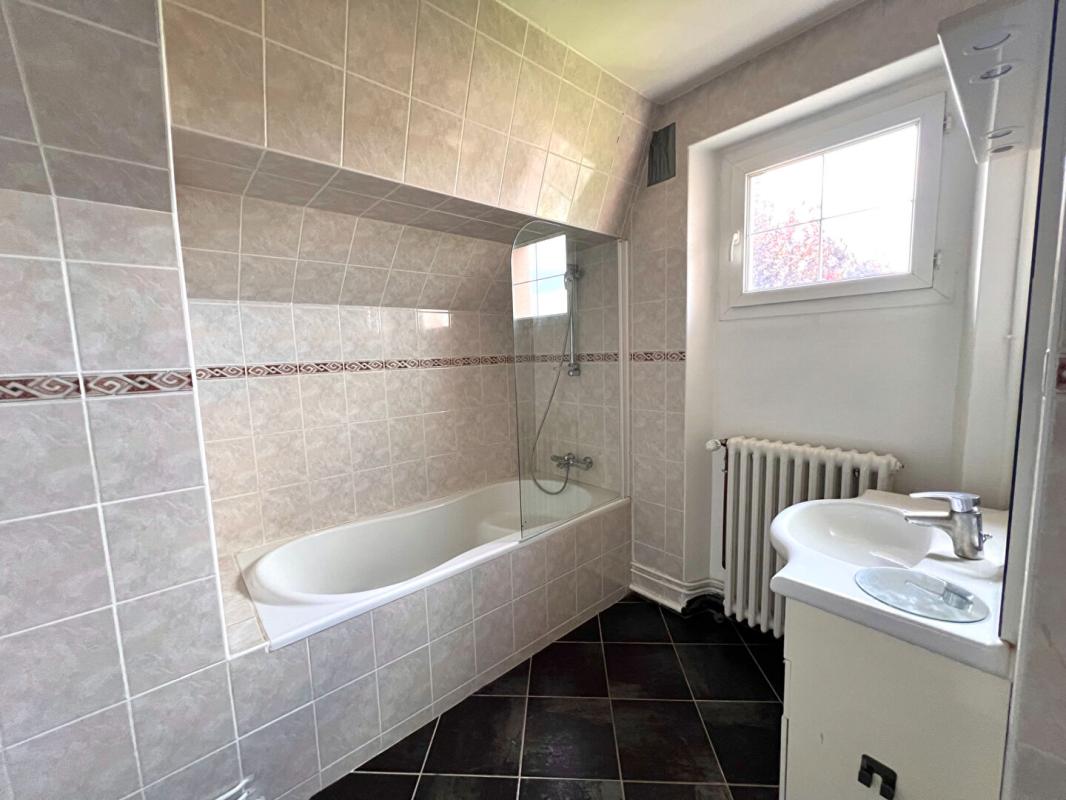 LA VILLE-AUX-CLERCS 15 MN VENDOME   PROPRIETE / 3 LOGEMENTS SANS TRAVAUX 13