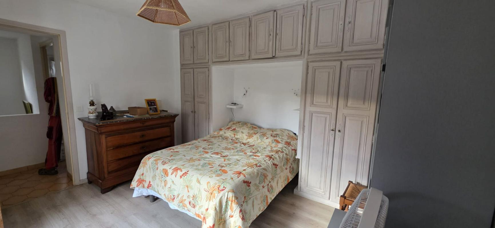 LORGUES dans un joli cadre maison exposée Sud avec piscine 5