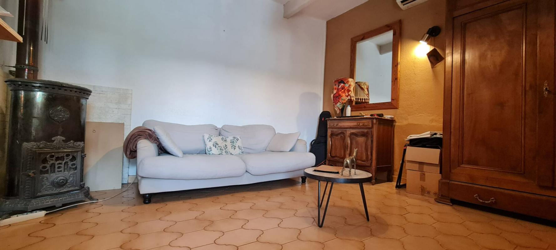 LORGUES dans un joli cadre maison exposée Sud avec piscine 7