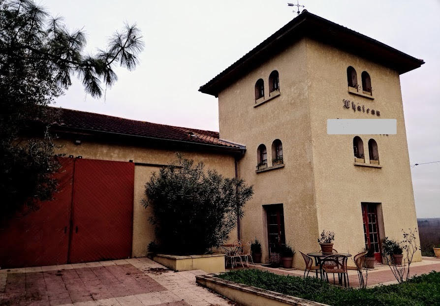 SAINT-ROMAIN-LA-VIRVEE 33  Ensemble immobilier, bati en R2, annexes et terrain de 15 000 m2 1