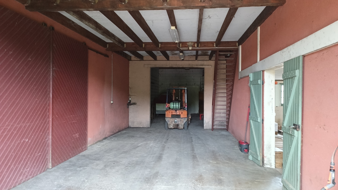 SAINT-ROMAIN-LA-VIRVEE 33  Ensemble immobilier, bati en R2, annexes et terrain de 15 000 m2 4