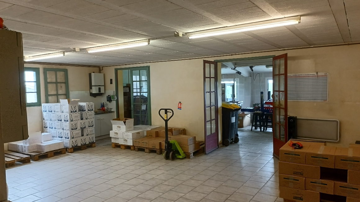 SAINT-ROMAIN-LA-VIRVEE 33  Ensemble immobilier, bati en R2, annexes et terrain de 15 000 m2 5