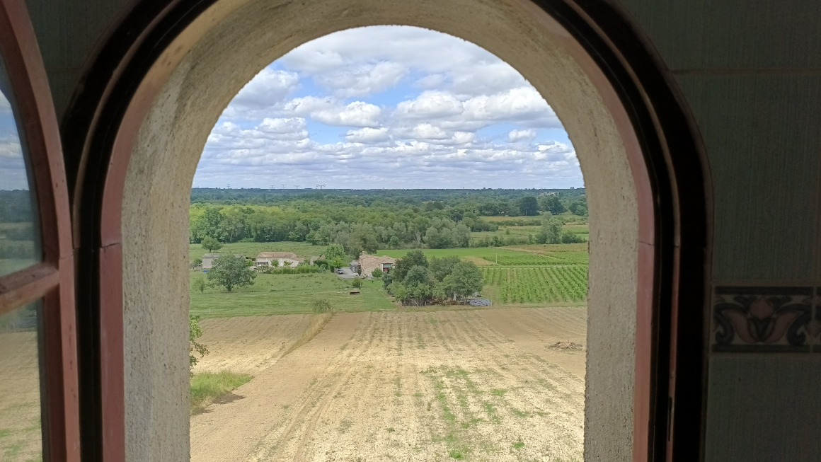 SAINT-ROMAIN-LA-VIRVEE 33  Ensemble immobilier, bati en R2, annexes et terrain de 15 000 m2 6